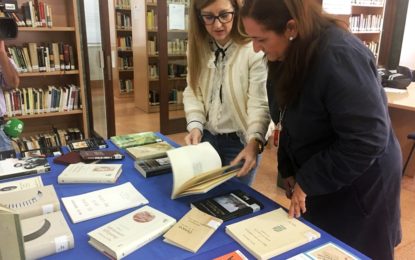 La biblioteca conmemora los 75 años de la muerte de Miguel Hernández con una exposición de sus libros