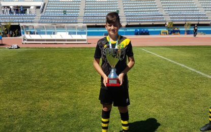 Helenio Fernández felicita al futbolista alevín Celso Bermejo, goleador de la selección gaditana, equipo campeón de Andalucía