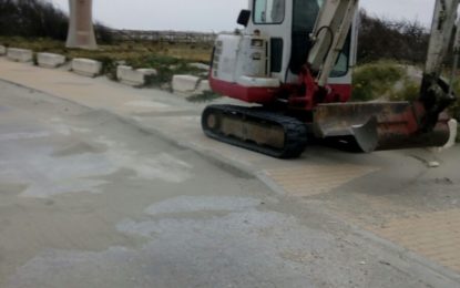 Acometida la limpieza de las playas urbanas del municipio y la retirada de arena de los paseos marítimos a consecuencia de los últimos temporales