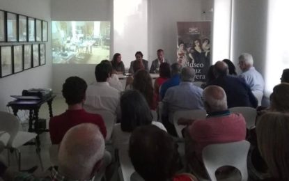 La conferencia del artista Pepe Barroso reúne numeroso público en el Cruz Herrera