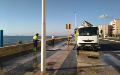 Trabajos de limpieza con agua a presión en el paseo marítimo de Poniente y corte de hierbas en calle Prim