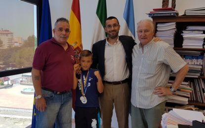 El alcalde recibe a Miguelito de los Ríos, boxeador alevín con varios títulos