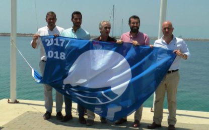 El alcalde iza la sexta bandera azul concedida al puerto deportivo Alcaidesa Marina