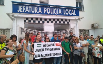 La familia de Salvador Fernández Torres se manifiesta en la puerta de la Jefatura de la Policía Local