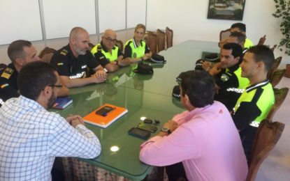 El alcalde recibe a los cinco nuevos policías locales que se incorporan a la Jefatura