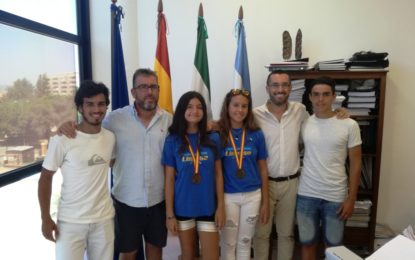 El alcalde recibe a las jóvenes deportistas linenses, Ana Castillo y Paloma Ríos