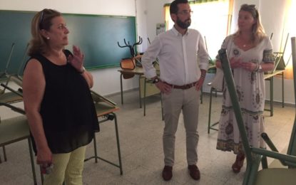 Juan Franco y Rosa López supervisan los trabajos en el Centro de Educación de Adultos Almadraba y en el colegio Santiago