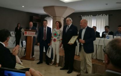 El delegado de Turismo, Nacho Macías, ha hecho entrega al IES Tolosa de un premio turístico comarcal