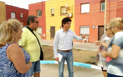 Los concejales socialistas Miguel Tornay y Gema Arceiz visitan las 104 viviendas y se reúnen con la asociación de vecinos Puerto Marino
