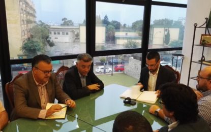 La Junta y el Ayuntamiento de La Línea crearán una comisión para atender las necesidades de infraestructuras y vivienda