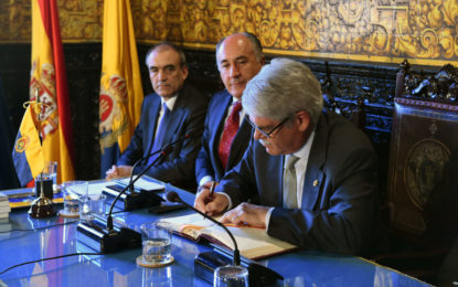 El alcalde de Algeciras impone la Insignia de la Ciudad a Alfonso Dastis como Ministro de Exteriores y de Cooperación