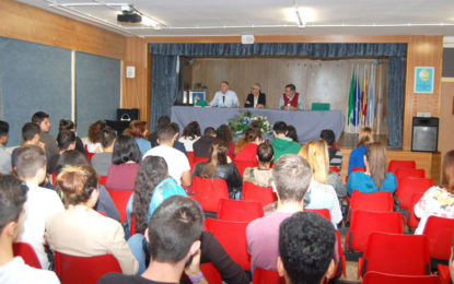 Los escritores Javier Fernández y José Calvo imparten una conferencia en el instituto Antonio Machado