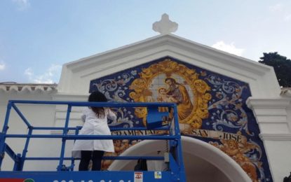 Cultura restaura el mosaico frontal del cementerio de San José