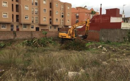Parques y Jardines acomete la limpieza de un solar en las inmediaciones de la calle Doctor Enrique Garralón