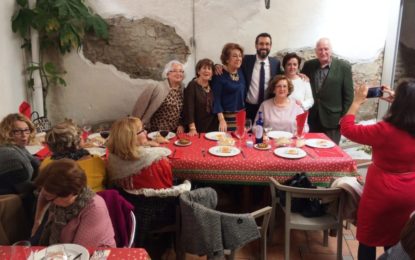 Juan Franco y Helenio Fernández felicitan a los usuarios del programa de mayores durante su almuerzo navideño
