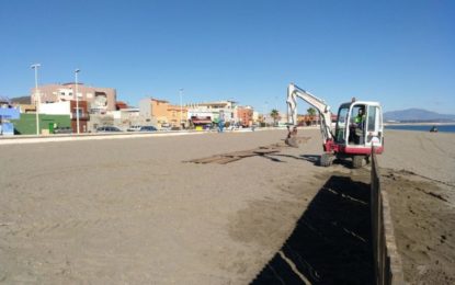Instaladas tablestacas en la playa de Levante para impedir que la arena invada la vía pública