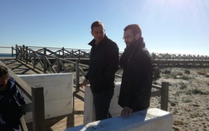 El alcalde inspecciona las obras de colocación de bloques en la pasarela de Levante