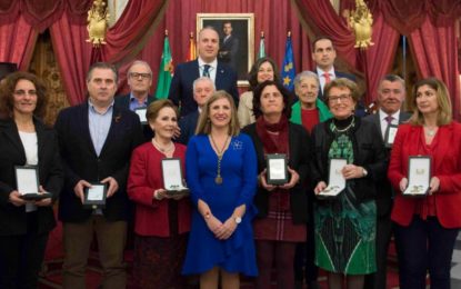 Diputación premia a las trayectorias ejemplares del día a día por su contribución a los avances de la provincia de Cádiz, destacando Maria Luisa Escribano e Isabel Rodríguez Martos