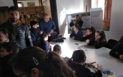 Estudiantes linenses conocen el mundo de la radioafición con una visita a la exposición  “La Radio que burló el bloqueo a Gibraltar»