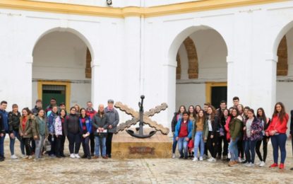 Estudiantes de Secundaria conocen las instalaciones de la Armada en San Fernando