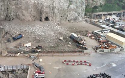 Cierre de carretera tras desprendimiento de rocas en Gibraltar