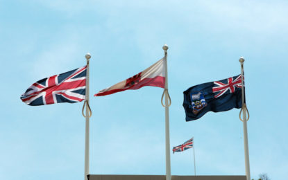 La bandera de las Islas Malvinas ondea sobre la sede del Gobierno de Gibraltar
