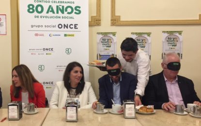 El alcalde participa en el desayuno a ciegas de la ONCE, iniciativa  para tomar conciencia sobre cómo afrontan tareas cotidianas las personas invidentes
