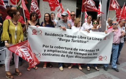 Los trabajadores de la Residencia Tiempo Libre se concentran en las puertas de la subdelegación de la Junta y UGT pide soluciones