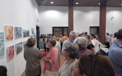 Interés del público en la inauguración de la exposición de Pedro Sánchez