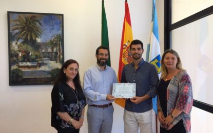El joven contrabajista linense Javier Serrano recibe un reconocimiento municipal tras obtener de la reina emérita un premio como alumno sobresaliente