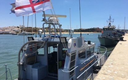 El buque de la Royal Navy HMS Scimitar se desplaza de operaciones al Algarve