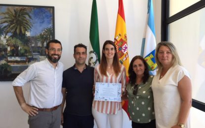 Las jóvenes linenses Isabel Casal, premio de la UCA y la fiscal,  Paula Ardanaz, recibidas por el alcalde