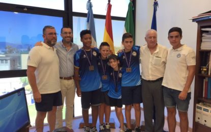 El alcalde recibe al equipo de remo olímpico del Club Marítimo Linense, medalla de bronce en el campeonato de España