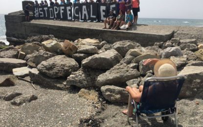 Protesta de varios colectivos por el vertido de aguas fecales en el litoral de Levante