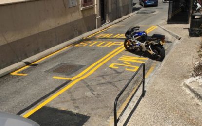 Pintadas en la carretera dos nuevas paradas de autobús en Gibraltar