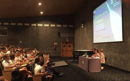 Unos doscientos estudiantes de tres institutos acuden al encuentro con el físico Eugenio Manuel Fernández organizado por la biblioteca