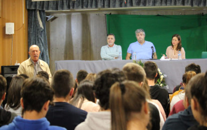 Los escritores Jesús Maeso y Raúl Borrás imparten una conferencia en el Instituto Antonio Machado