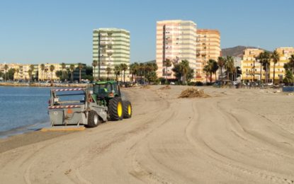 La delegación de Playas retira del litoral los restos depositados por la lluvia