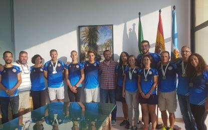 El alcalde recibe y felicita al Club Marítimo Linense por sus logros en los campeonatos de España y Andalucía de remo de mar