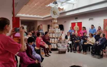 Medio Ambiente entrega los regalos a los centros premiados en el VI concurso de árboles de Navidad con material reciclado