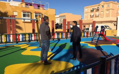 El alcalde visita el parque infantil de la plaza Chacón Vichino, con el que se completa la totalidad de los parques proyectados por el ayuntamiento