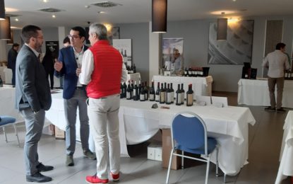 El alcalde visita el I Showroom de Vinos 360 organizado por una empresa linense