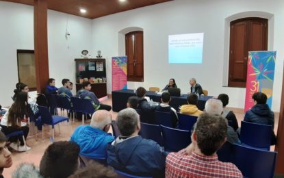 El historiador Manuel López ha pronunciado una conferencia sobre el istmo de Gibraltar, encuadrada en la XXXI edición de la Feria del Libro