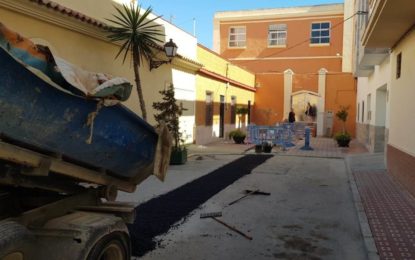 Mantenimiento Urbano acomete el arreglo parcial de la solería en el acceso al colegio Buenos Aires levantada tras una reparación de tuberías