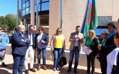 Esta mañana ha tenido lugar la izada de la bandera del pueblo gitano en los accesos al Ayuntamiento