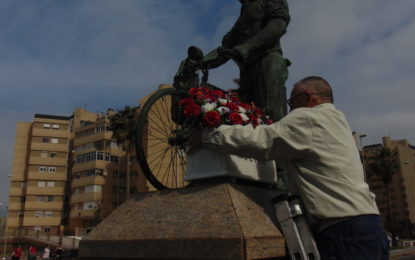 Ascteg hizo su tradicional ofrenda floral a la estatua del trabajador español en Gibraltar (con galería de imágenes)