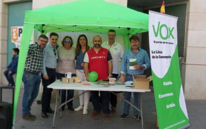 Vox La Línea lleva su campaña electoral a la Plaza de la Iglesia