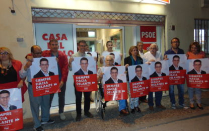 El PSOE inició su campaña con la pegada de carteles en la Casa del Pueblo