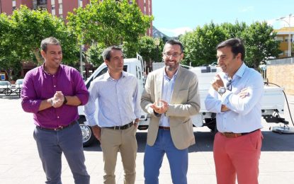 El Ayuntamiento y Mancomunidad presentan un nuevo vehículo  de hidrolimpieza para contenedores