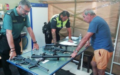 La Policía Local  inspecciona  las armas de los establecimientos de tiro de la feria